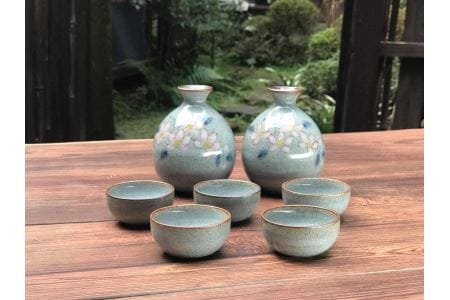 【伊万里焼】染付桜文 貫入造り酒器揃 056-H684