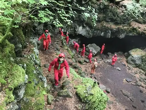 富士山の噴火でできた「青木ヶ原樹海」の溶岩洞窟を探検！