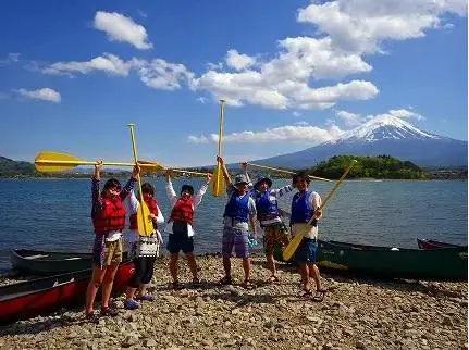 雄大な富士山をバックにカナディアンカヌーで湖を満喫！