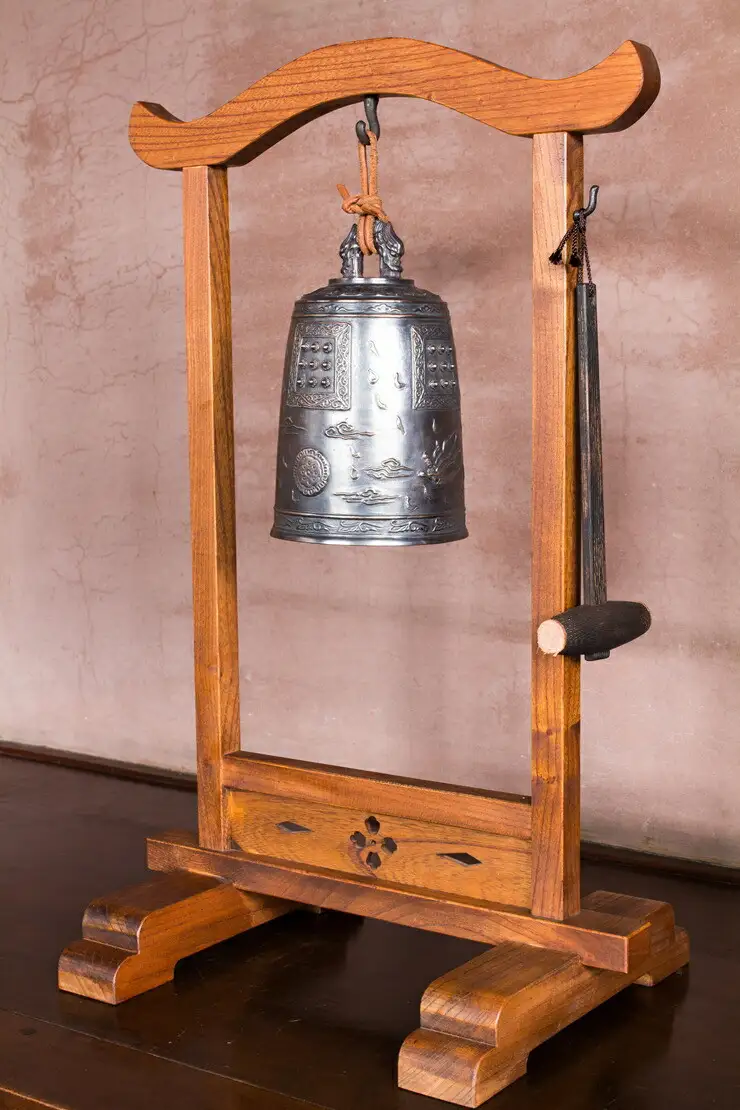 砂張 天女鐘（掛台付き）【小田原鋳物 砂張 天女鐘 工芸品 伝統工芸 銅合金 長い余韻 楽しめる余韻 伝統の技 贈り物 贈答品 記念 鋳物 鐘 木製品 プレゼント 神奈川県 小田原市 鐘 鐘 】