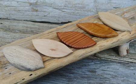 間伐材ブローチ　リーフ形 ファッション小物 アクセサリー 工芸品 手作り 木の葉 