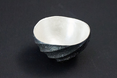 陶芸家 「沖 誠」作　炭化銀彩 ぐい呑 箱付【笠間焼】 FM-005