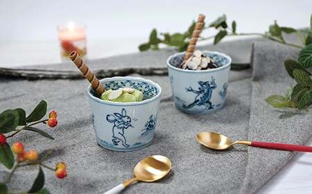 有田焼 染付鳥獣戯画 そばちょこ ペア【よう楽庵・たかす】食器 うつわ 器 磁器 陶磁器 染付 青 鳥獣戯画 動物 2個 セット カップ フリーカップ デザート 手描き 35000円 3.5万円 A35-611