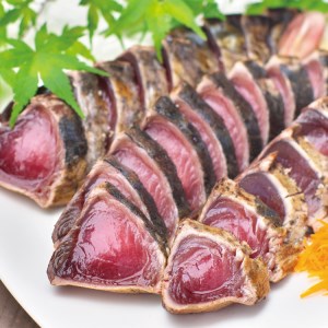 【串本町×北山村】黄金藁焼き一本釣り鰹タタキ 1kgと藻塩(5パック)のセット【1か月以内に発送】 かつおのたたき カツオタタキ わら焼き【nks102B】