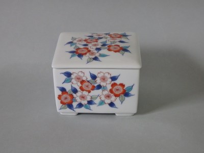 【伊万里焼】市川冬山窯「色鍋島桜文角蓋物」 037-H1232