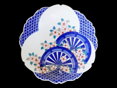 【伊万里焼】市川冬山窯「色鍋島御所車文尺桜鉢」 037-H755