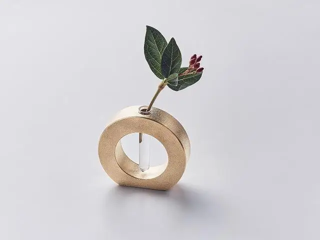 機能的な工業部品に 花のうつわ としての美しさを。Bush of cooper