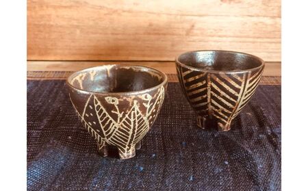 ＜南陶窯＞四つ足カップミニ２個セット【灰釉】線紋・葉紋 ☆ 読谷村 うつわ 陶器 焼き物 久場政一 沖縄 セット商品 やちむん うちなーすぐりむん コップ 地場産品 手作り 人気商品 柄違い ペア ギフトに お祝いに オススメ 伝統工芸品