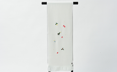 帯揚げ　白地　ちりめん　クリスマスの刺繍　帯上げ　着物に 織物 ファッション 和装 式 篠原縫製