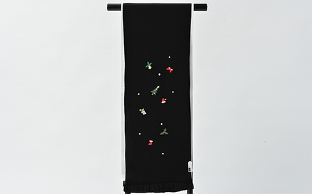 帯揚げ　黒地　ちりめん　クリスマスの刺繍　帯上げ　着物に 織物 ファッション 和装 式 篠原縫製