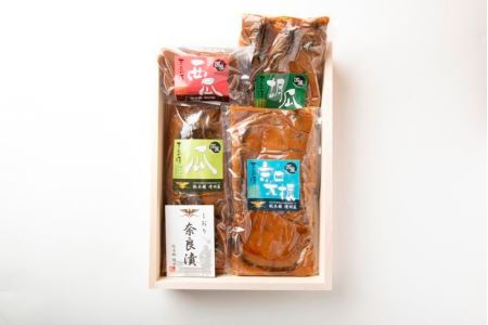 奈良漬 木箱詰［大］Z-05（瓜1本、西瓜(小)、守口大根(大)、胡瓜(大)） ※1種類ずつ真空パックにしてお届け