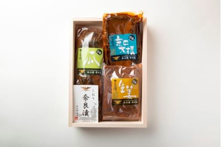 奈良漬 木箱詰［小］Z-03（瓜1本、守口大根(小)、生姜） ※1種類ずつ真空パックにしてお届け