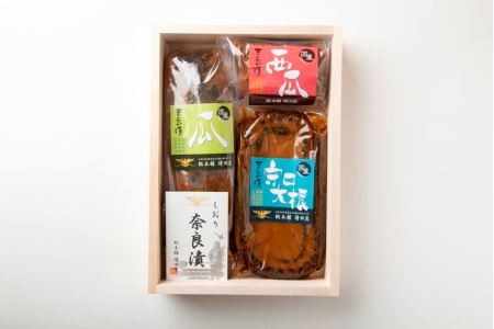 奈良漬 木箱詰［小］Z-01（瓜1本、守口大根(小)、西瓜(小)） ※1種類ずつ真空パックにしてお届け