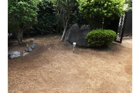 住宅の除草作業