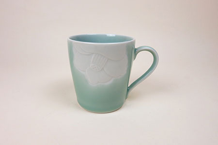 【伊万里焼】青磁椿彫マグカップ 023-H358