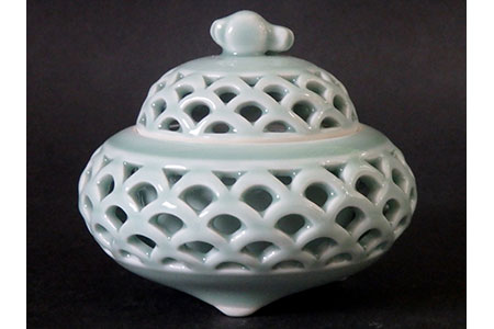 【伊万里焼】青磁蕪型青海波透かし彫り香炉【市川冬山窯】 037-H1226