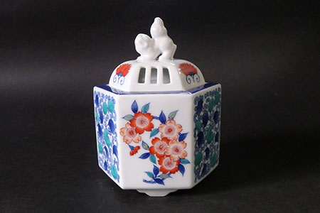 【伊万里焼】色鍋島六角唐草・桜・梅・菊文香炉【市川冬山窯】 037-H1224