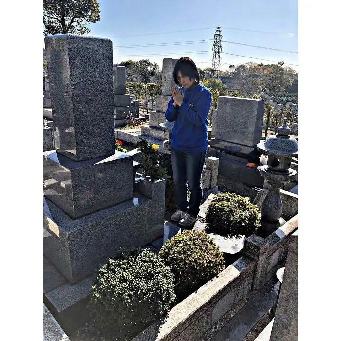 《神戸市内霊園限定》 お花屋さんが行う、お墓参り代行サービス 仏花・写真付き報告書