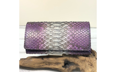 蛇革の2つ折り長財布 ファッション小物 ウォレット ヘビ 牛 革製品 