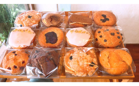 ＜songbird cafe＞マフィン１２個セット 〇 焼き菓子 読谷村 沖縄 小麦粉使用 カフェ 季節のオススメ スイーツ 地場産品 詰め合わせ お楽しみ 焼き立て チルド配送 人気商品 手作り ナッツ使用 バター使用 卵使用