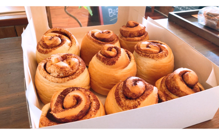 ＜songbird cafe＞シナモンロール９個セット（フロスティング付き） ☆ スイーツ 沖縄 フロスティング付き はちみつ使用 小麦粉使用 バター使用 ナッツ使用 レモンクリームチーズ 卵使用 読谷村 お試し 手作り 人気商品 冷凍商品