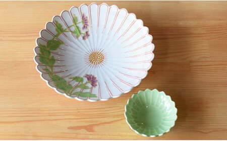 花添え菊盛り皿と若緑色小皿セット お正月などハレの日も活躍！ 有田焼 幸楽窯 A24-52