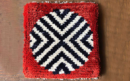 【 倉敷ノッティング 】 手織ウール 椅子敷き 赤地／紺白紋 丸模様 分厚い クッション 椅子 一生物 岡山県特産 倉敷本染手織研究所 織物 ノッティング織 メリノウール 100％