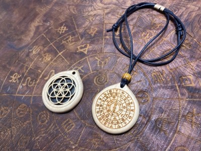 シードオブライフ&ヲシテ文字　両面刻印　リバーシブル　パワーネックレス　三重県産　ひのき製　紐の色　ベージュ／KOSHIKARI　ふるさと納税　アクセサリー　大紀ブランド　三重県　大紀町