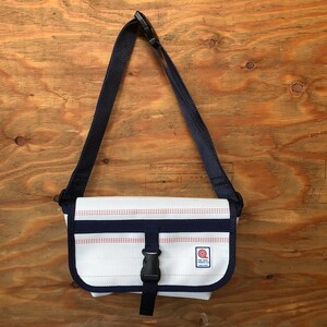 【SUWAプレミアム】FIRE HOSE PRODUCTS　ボディバッグ　ホワイト（M）（パイピングカラー：紺）／バッグ ななめ ショルダー レディース メンズ 【11-56N】