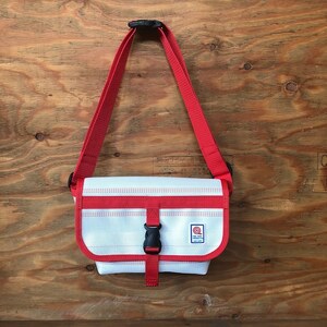 【SUWAプレミアム】FIRE HOSE PRODUCTS　ボディバッグ　ホワイト（M）（パイピングカラー：赤）／バッグ ななめ ショルダー レディース メンズ 【11-56R】