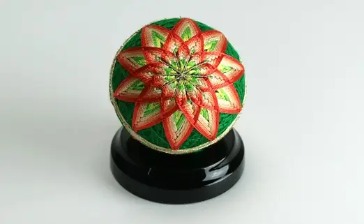 【加賀手まり】（緑）花てまり・小［黒塗台］