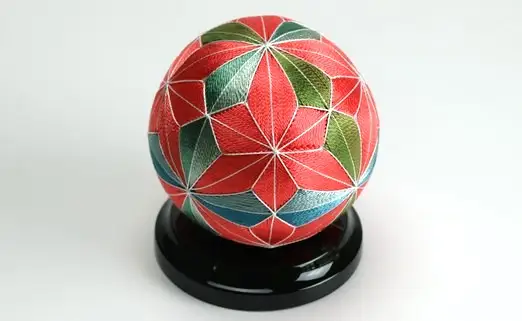 【加賀花てまり】（麻の葉・赤）花てまり・大［黒塗台］