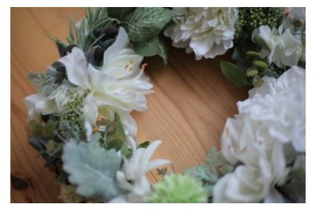 アーティフィシャルフラワーのリース（ホワイト系）［No.107-03］