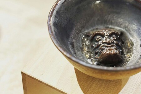石見神楽の鬼面さかずき 瓦 瓦うつわ 盃 能面 石見神楽 伝統芸能 日本遺産 お祝い 贈り物 ギフト インテリア 陶器 【004_2051】