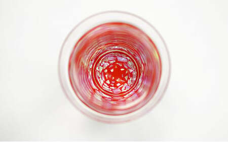 杯（クリスタル）石垣（貝入）朱 酒器 工芸品 ガラス 高岡漆器 あわび貝 漆 螺鈿ガラス 持ちやすく シンプル 神秘的 輝き きれい おしゃれ  FAD-0992