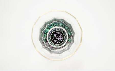 金杯（万華鏡）麻の葉（貝入）黒 酒器 工芸品 ガラス 高岡漆器 あわび貝 漆 螺鈿ガラス上質感 十二角 金付杯 神秘的 輝き きれい おしゃれ  FAD-0996