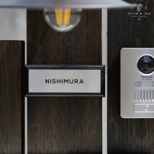 ステンレス＆ウッド表札003（6cm×15cm）〈表札 ステンレス 天然木 プレート表札 オーダーメイド表札 アンティーク表札 おしゃれ 戸建 マンション 新築 引っ越し〉 玄関 名前 番地 ハンドメイド 彫刻 クール 耐久性 モダン デザイン 