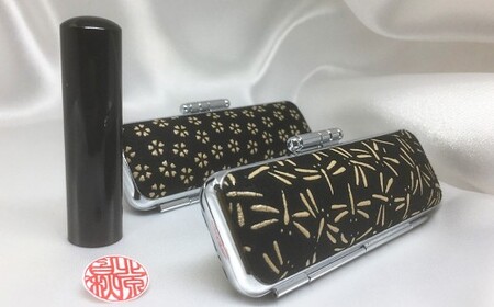 甲州印伝ケース付　黒水牛印鑑実印用 民芸品 工芸品 伝統技術 粘り 強さ 耐久性 角 加工 良質 芯 天然素材 刻字 姓名 姓 名前 彫る 書体 五書体 