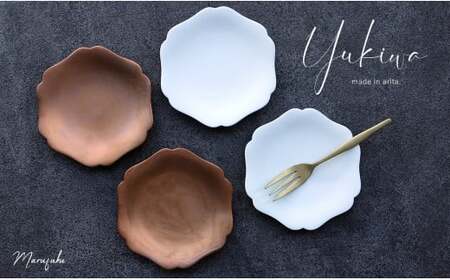 有田焼 yukiwa 雪輪小皿 4枚セット【まるふくオリジナル】食器 器 うつわ 磁器 陶磁器 小皿 取皿4枚 セット 雪輪 雪 結晶 デザート皿 菓子皿 かわいい おしゃれ シンプル マットホワイト ゴールド 白 金 ギフト 食洗機対応 A30-807