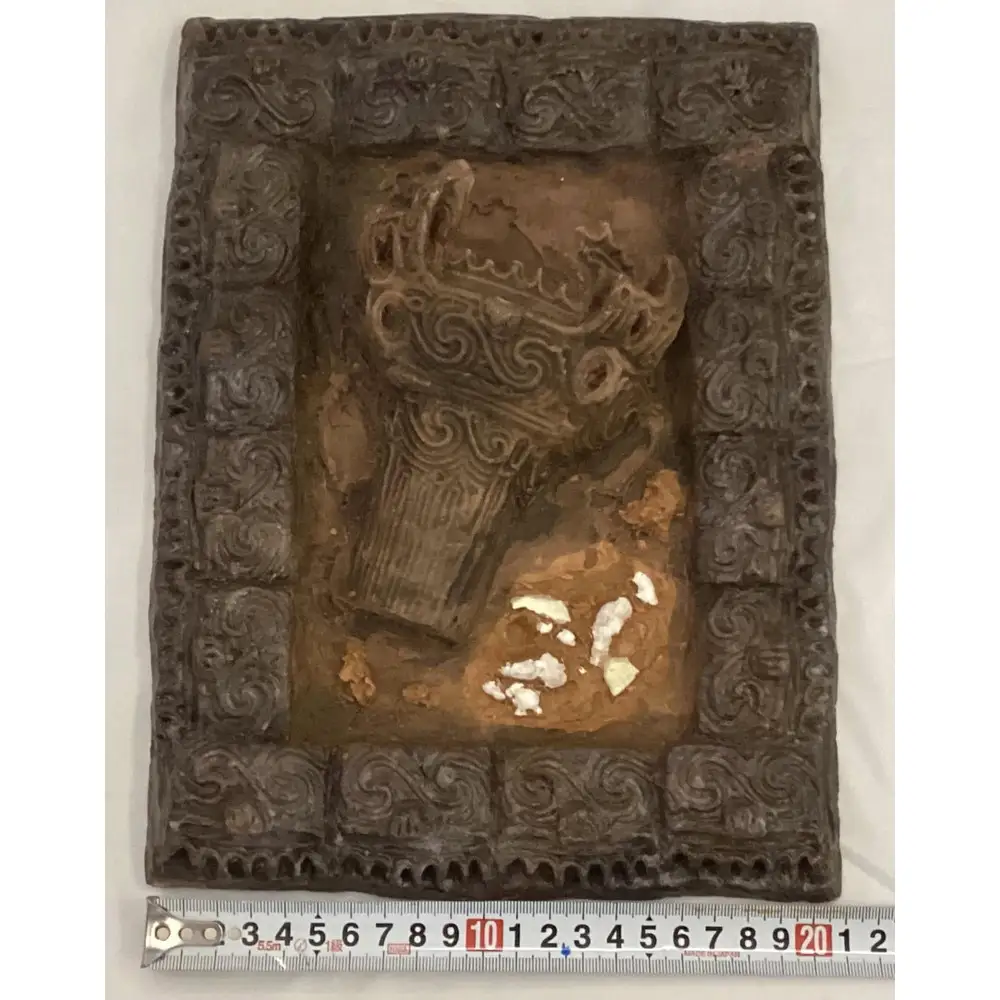縄文発掘レリーフ（火焔型土器）