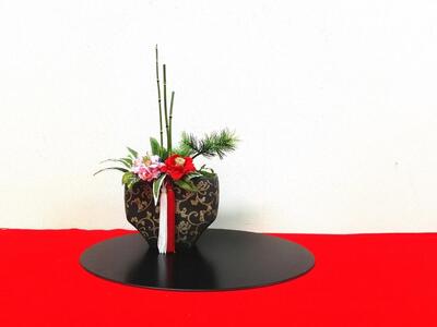 【縦長迎春花飾り】姫椿　トレー・赤クロス付き　らんまん 花 雑貨 造花 インテリア お祝い ギフト 贈答 人気 送料無料 高知市 【花工房美呂】 [ATCO022]