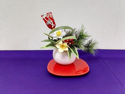 【迎春花飾り】水仙　　トレー・紫クロス・羽子板付き　らんまん 花 雑貨 造花 インテリア お祝い ギフト 贈答 人気 送料無料 高知市 【花工房美呂】 [ATCO027]