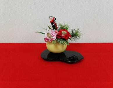 【迎春花飾り】姫椿　トレー・赤クロス・羽子板付き　らんまん 花 雑貨 造花 インテリア お祝い ギフト 贈答 人気 送料無料 高知市 【花工房美呂】 [ATCO028]