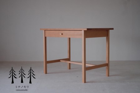 ウッドデスク『mina no mori DeskA（wood Frame）〈ミナノモリ デスクA（ウッドフレーム）〉』信州南相木村産カラマツを使用したベーシックなデスク。学習机や書斎・リビングなど様々な用途で永くご利用頂きたいベーシックなウッドデスクです。