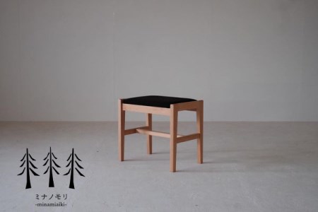 ウッドスツール『mina no mori StoolA(woodFrame)〈ミナノモリ スツールA（ウッドフレーム）〉』信州南相木村産のカラマツを100％使用したベーシックなスツール。様々な用途で永くご利用頂きたいベーシックなウッドスツールです。