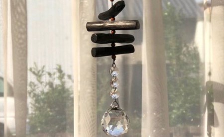太陽の光で虹色に輝く 備長炭サンキャッチャー