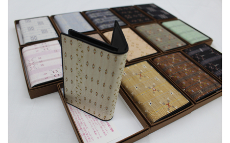 伝統工芸＜読谷山花織＞名刺入れ 〇 花柄 手作り ロマン 織物 温かさ 上品 花紋様 １点物 技術 扇花 風車花 子孫繁栄 琉球王朝時代 王族 可憐 幾何学模様 琉球藍 福木 銭花