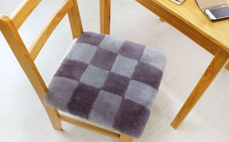 奈良 (株)マスダ製 ムートン座布団 チェック柄 ネイビー 40cm×40cm／ ムートン 羊毛皮 羊毛 スプリングラム 100％使用 座布団 ラグ インテリア オールシーズン 通年 贈り物 プレゼント 誕生日 記念日 株式会社マスダ 奈良県 宇陀市 ふるさと納税