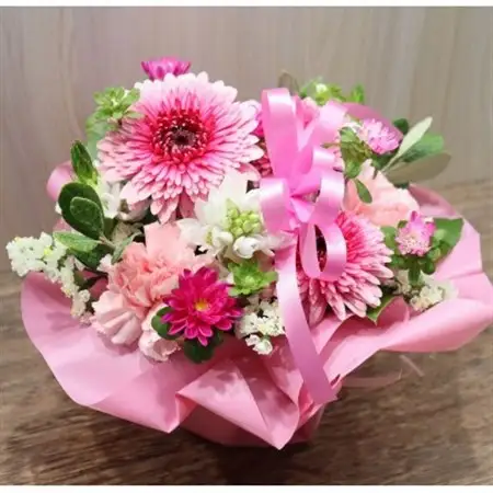 【ピンク系:ガーベラ、カーネーション+季節のお花】生花アレンジメント【配送不可地域：離島】【1379555】