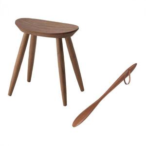 【ギフト用】旭川家具　コサイン　エントランススツールと靴べら(S)のセット　ウォルナット 【 旭川家具 北海道 旭川市 木製 家具 選べる樹種 玄関用スツール 靴べら コンパクトスツール 奥行コンパクト 手触りの良い仕上げ 快適玄関 お出かけスムーズ 贈り物 プレゼント 記念品 シンプル ナチュラル 手作り 北欧 おしゃれ 天然木 無垢 】_00083
